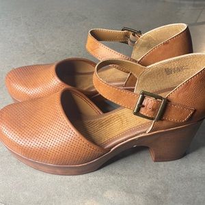 BOC Gia womens clogs size 9. Awesome like new condition